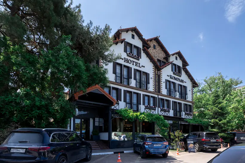 Гостиница "Компасс Отель" ("Hotel Kompass")