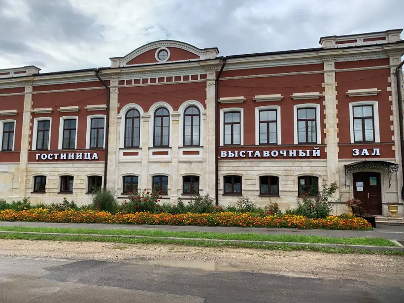 Гостиница, расположенная в здании, являющемся объектом, составляющим предмет охраны исторического поселения "Вернисаж"  