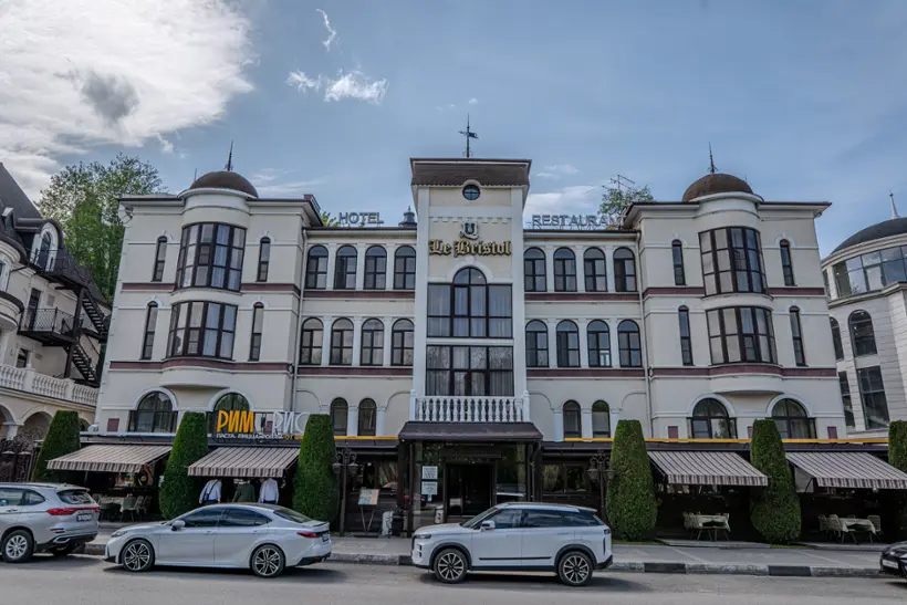 Гостинично-ресторанный комплекс  «Ле Бристоль» («Le Bristol»)