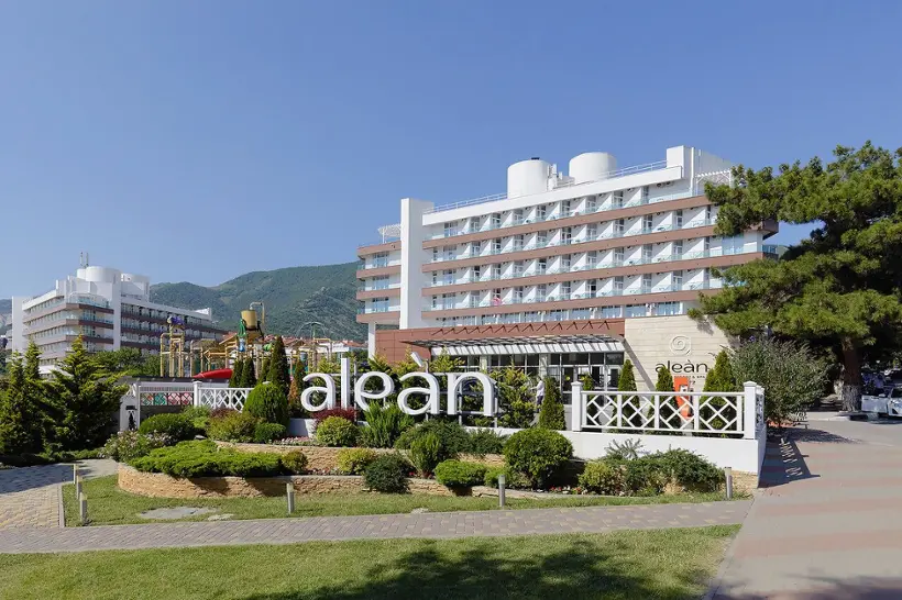 Курортный отель "Алеан Фэмели Биарриц" ("Alean Family Biarritz") филиал ООО "Арбат Отель Менеджмент" в г. Геленджик