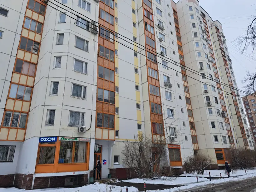 У КАМИНА