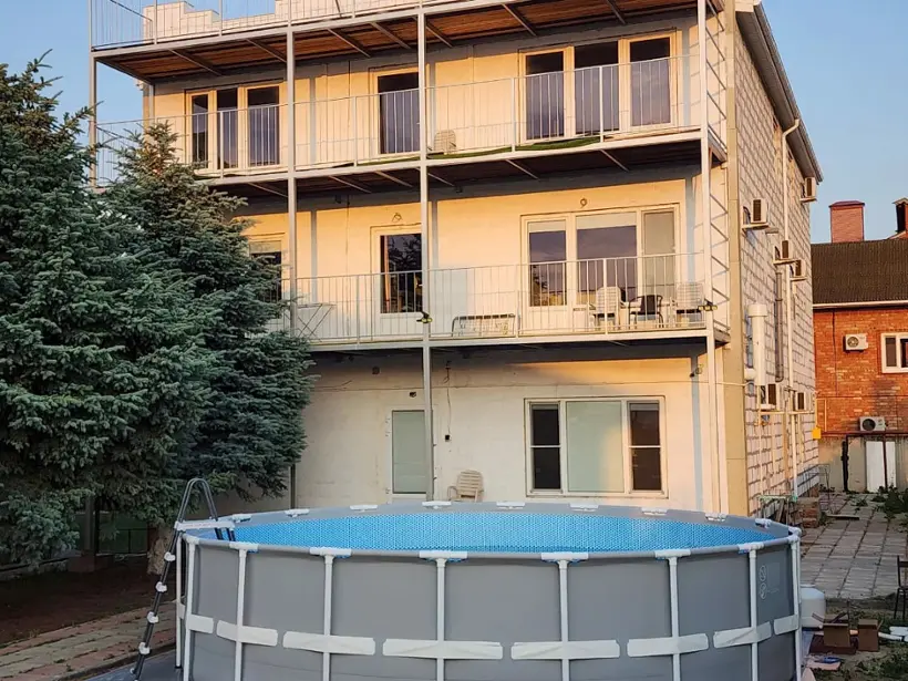 Белый дом с видом на море 