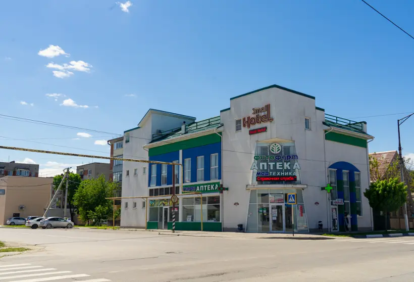Отель "Смолл Отель" (Hotel "Small Hotel")